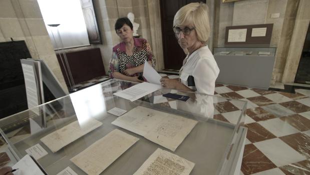 Pilar Lázaro e Isabel Aragón, coordinadoras de la muestra de Cervantes en el Archivo de Indias