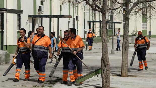 Operarios de Lipasam en el Polígono Sur