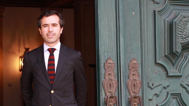 Jorge Monteiro en la puerta del Consulado de Portugal en Sevilla