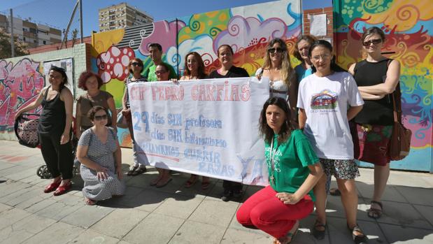 Ûn grupo de madres protestó ayer en el colegio Pedro Garfías