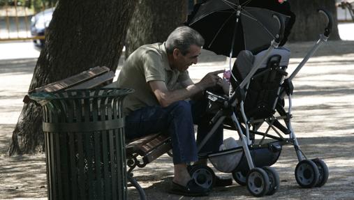 Un abuelo con su nieto en un parque