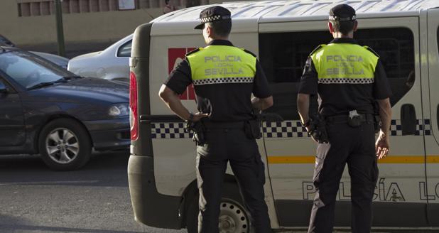 Policías locales en la Ronda del Tamarguillo