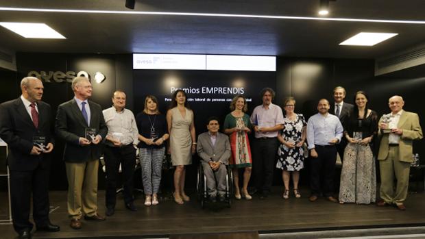 Los representantes de las entidades galardonadas con el premio Emprendis con Ana Manzanares, Antonio Fragero y Gonzalo Rivas