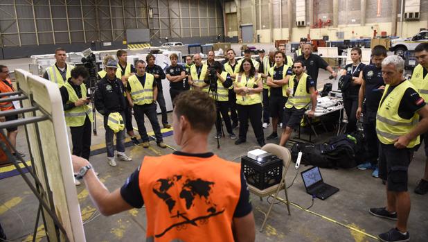 El equipo de tierra de planificación de la misión durante una reunión previa al vuelo