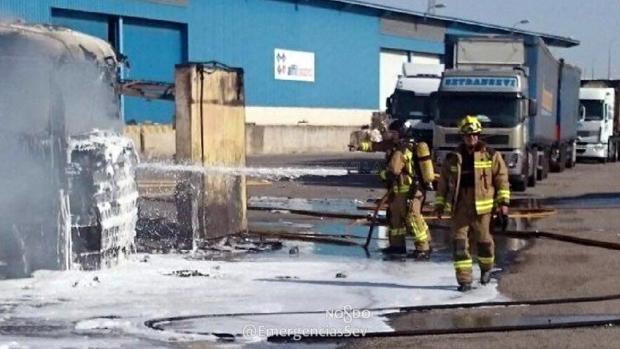 Operativos de los bomberos actuando para apagar el incendio