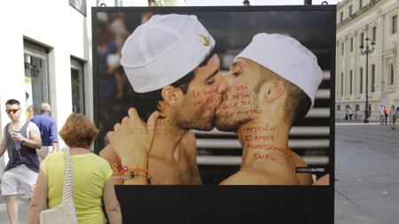 Pintadas de protesta sobre una de las imágenes de la muestra gay