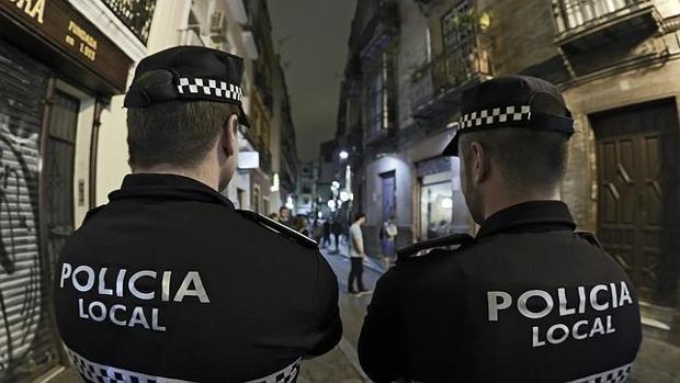 Dos agentes de la Policía Local de Sevilla