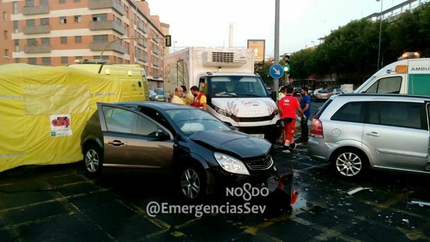 Los coches accidentados en la glorieta de San Lázaro