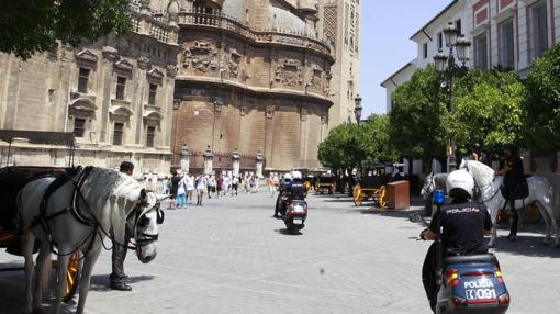 Agentes de la Policía en el centro de Sevilla estos días