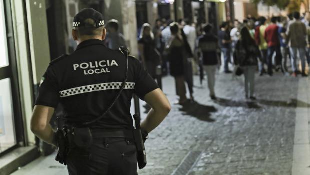Un policía locale de Sevilla, durante su ronda por el centro