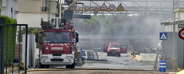 Los bombero continúan con las labores de extinción del incendio este domingo