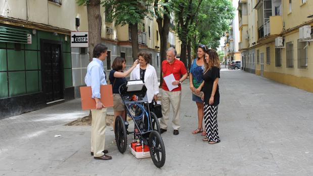 La delegada del Distrito junto al georradar en una calle de Los Remedios