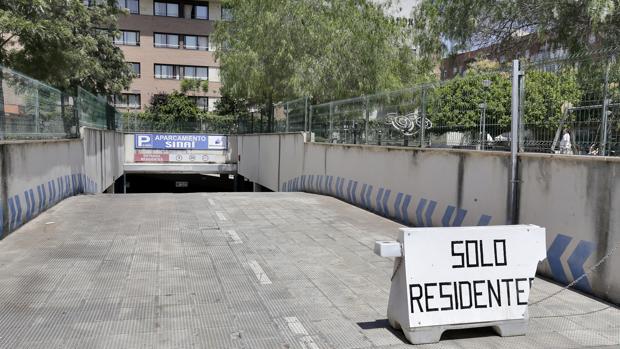 Desde el pasado 8 de mayo, un cartel de «sólo residentes» indica el cierre de la planta rotatoria del aparcamiento de la calle Sinaí