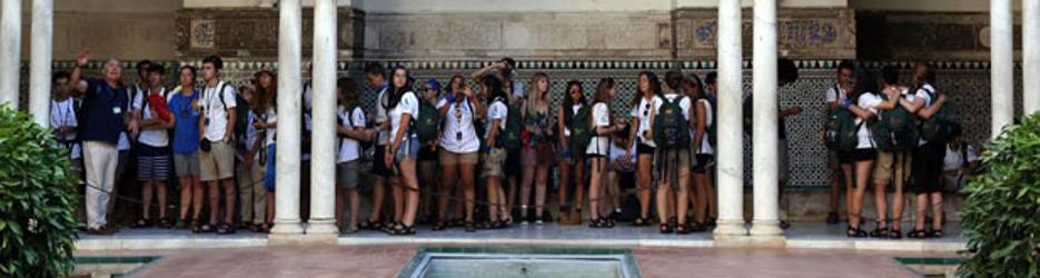 Los 180 estudiantes de la ruta BBVA durante su visita al Alcázar