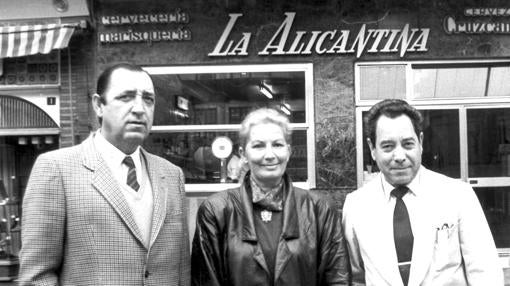 Manuel Postigo, María Teresa Pérez García y el encargado, Valentín González González, delante del bar en el año 1988