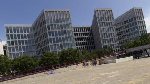 El macroedificio de la Junta de Andalucía frente a Santa Justa