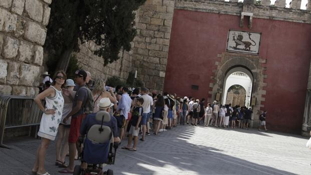 Colas en la puerta del Real Alcázar