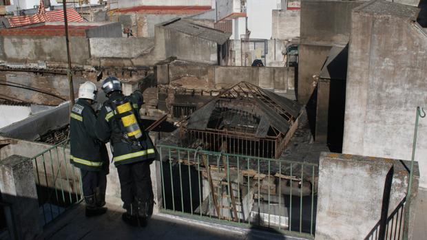 Dos bomberos observan el edificio de las Galerías Madrid