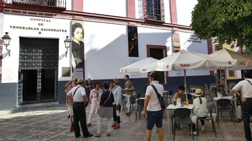 Los turistas deben esquivar los veladores para acceder a Los Venerables