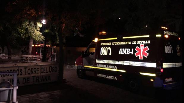 Una ambulancia desplazada al lugar donde se recuperó el cuerpo