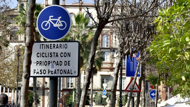 Señal de itinerario cicilista en el entorno de la Puerta de Jerez, en el Cento de Sevilla