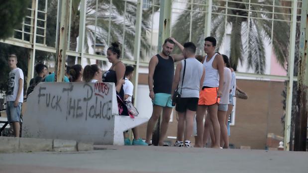 Reunión de jóvenes en la plaza del Óvalo de Pino Montano, uno de los sitios recurrentes del botellón