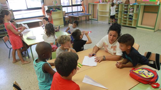 Una monitoria del CEIP La Candelaria con alumnos del taller de verano