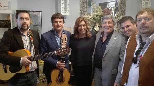 Susana Diaz, en el centro, muy sonriente, en la esuina, a la derecha, un serio Blas Ballesteros