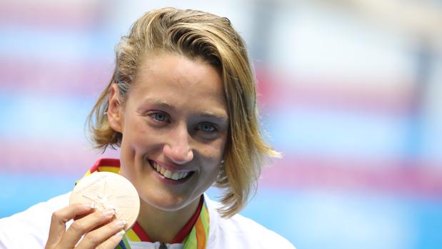 Mireia Belmonte con una medalla ganada en los pasados Juegos Olímpicos
