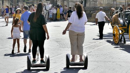 Mujeres en segwig en el centro de Sevilla