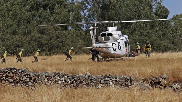 El helicóptero del Infioca, a punto de despegar en El Castillo de las Guardas