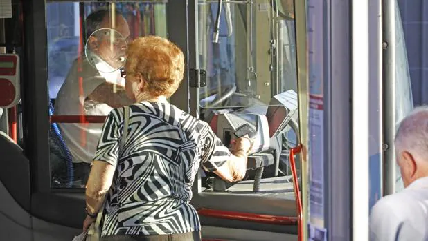 Usuarios del autobús urbano, accediendo a uno de los vehículos con su tarjeta