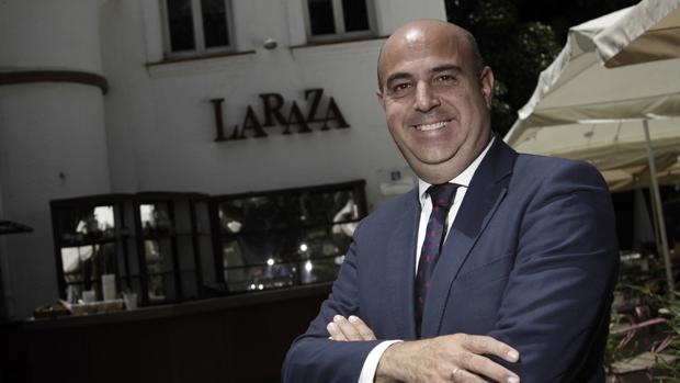 Pedro Sánchez-Cuerda, propietario de La Raza, en la entrada del restaurante