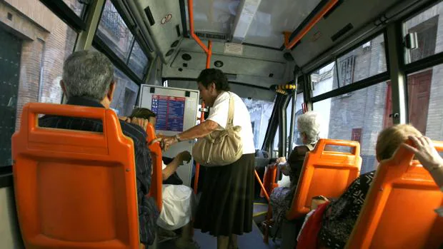 Interior de un microbús urbano en Sevilla