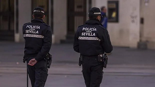 Dos policías locales de Sevilla, durante su ronda