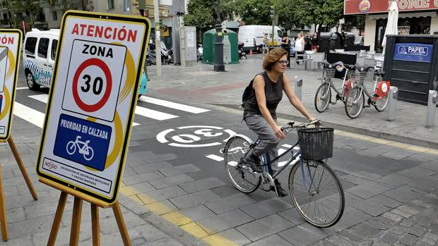 Una ciclista accede al Centro con su bicicleta