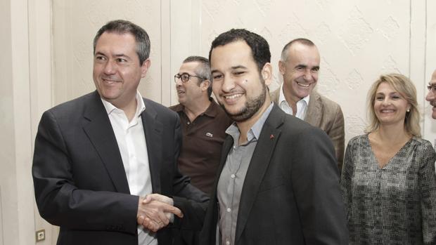 Juan Espadas y Daniel González Rojas tras la firma de un acuerdo entre PSOE e IU en 2015