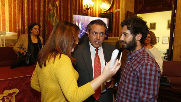 Susana Serrano y Julián Moreno, de Participa, junto a Espadas en presencia de Carmen Castreño