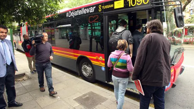 Varios usuarios de Tussam suben a un autobus
