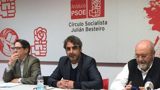 Jesús Garrido, en el centro de la imagen, se ha dado de baja del PSOE tras la dimisión de Sánchez