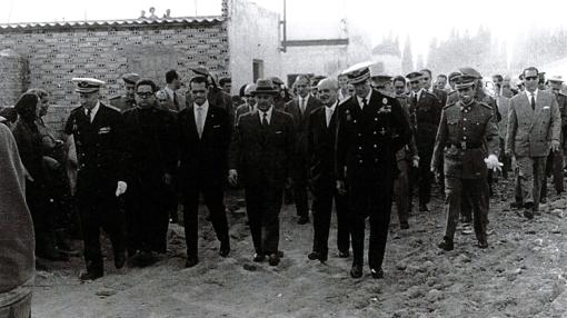 La amplia comitiva que acompañó a Franco en su visita al Vacie en 1961