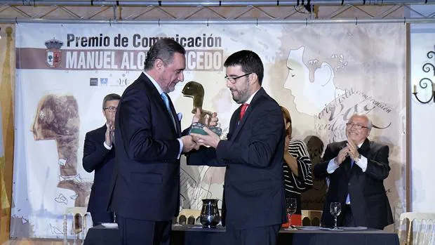 Carlos Herrera recibe el premio de manos del alcalde de Gerena