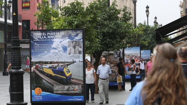 La exposición llena de imágenes del puerto la avenida de la Constitución