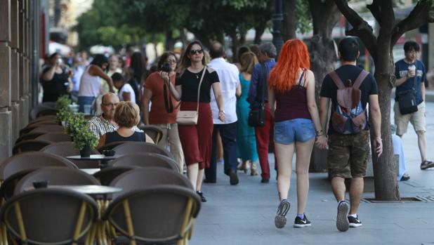 Veladores en la avenida de la Constitución