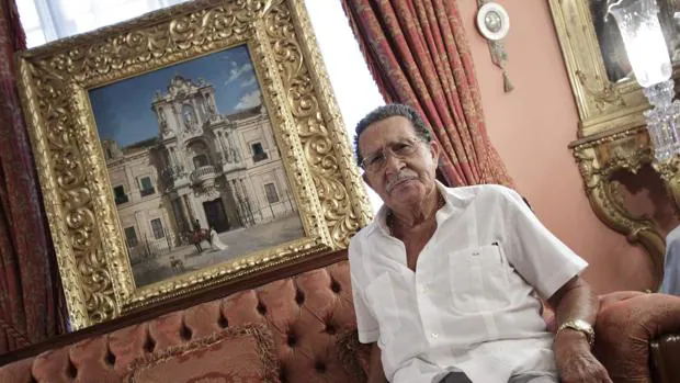El mecenas Mariano Bellver, en su casa junto a una de las obras que ha donado a la ciudad