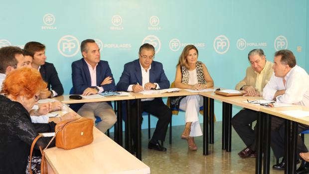 Representantes del PP de Sevilla con miembros de la plataforma «Sevilla por el Metro»
