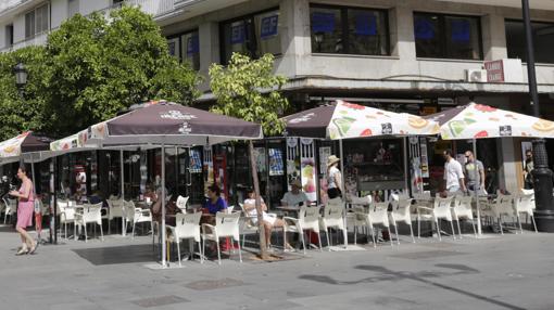 Zona de veladores en la Avenida de la Constitución