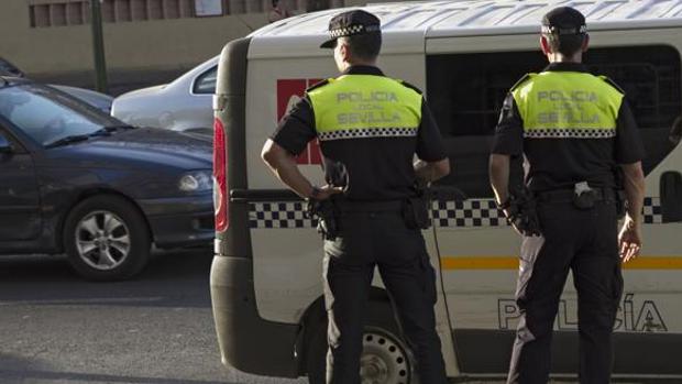 Dos agentes de la Policía Local