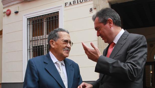 El alcalde y Mariano Bellver en la Casa Fabiola