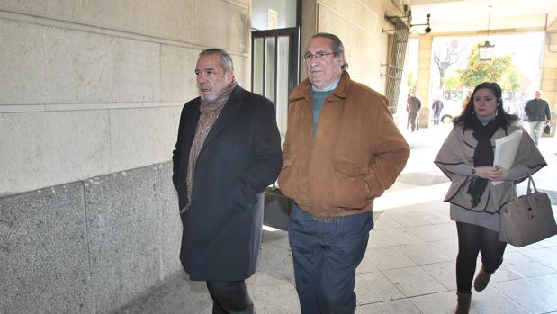 El socialista Manuel Gómez Lobo, a la derecha, acompañado por su abogado en la entrada de los juzgados
